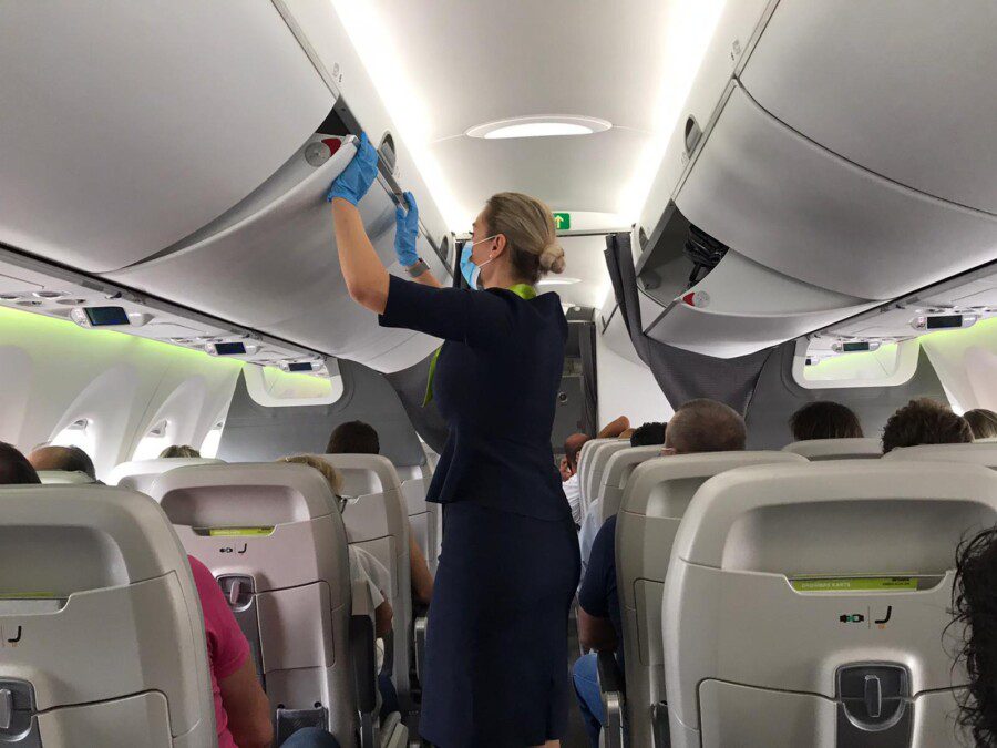 Ecco come non farti fregare il portafoglio quando dormi in aereo