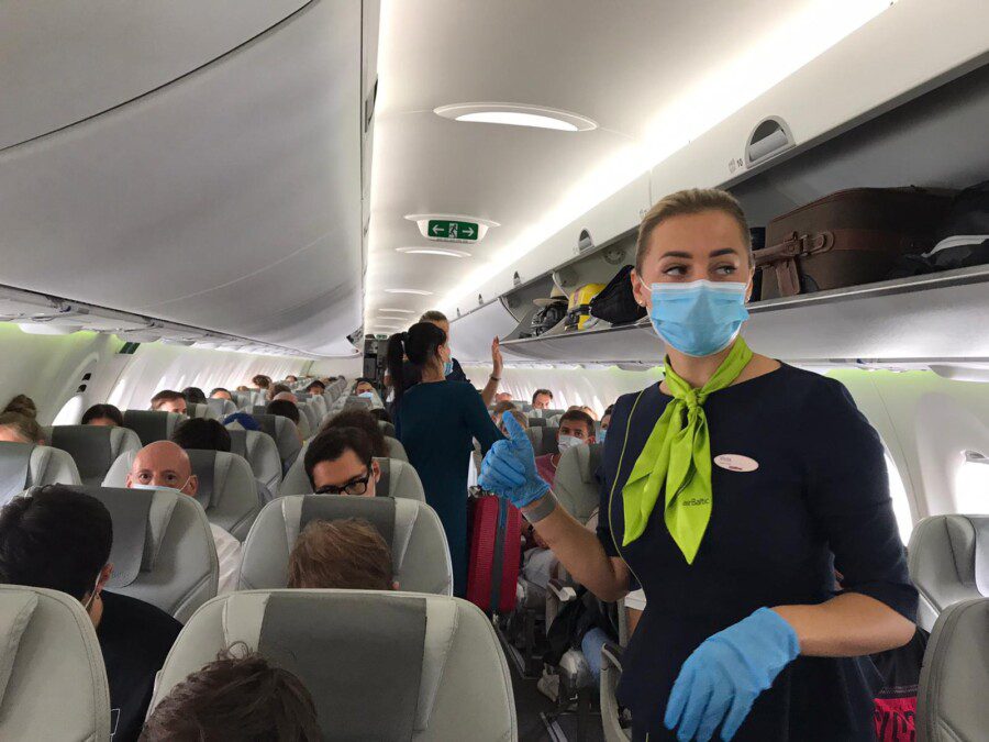 E’ possibile prendere il coronavirus in aereo? Sì, ma è più facile fare 5 al superenalotto