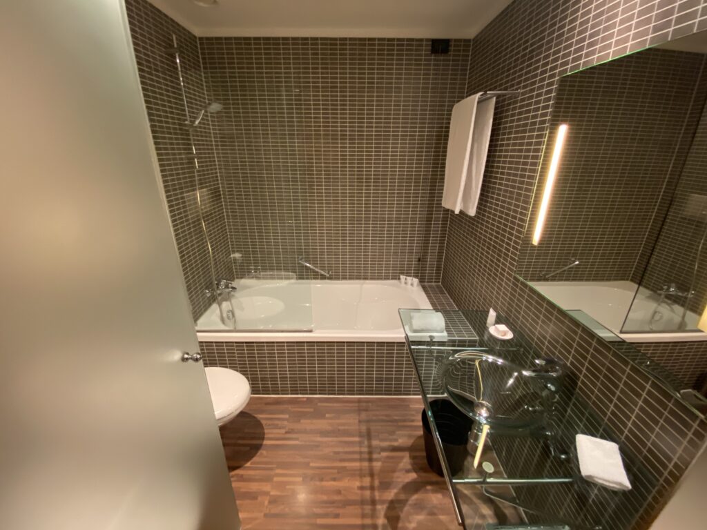 The bathroom of room 505- photo TFC-2020