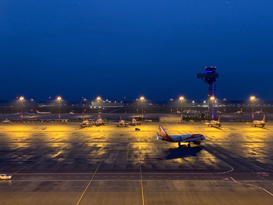 Decolla il primo aereo nel nuovo aeroporto di Berlino, ma con 14 anni di ritardo