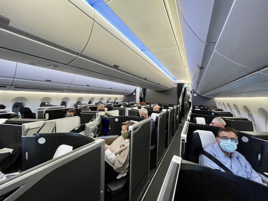 Qatar Airways and Cathay Pacific the first to abolish the mask requirement