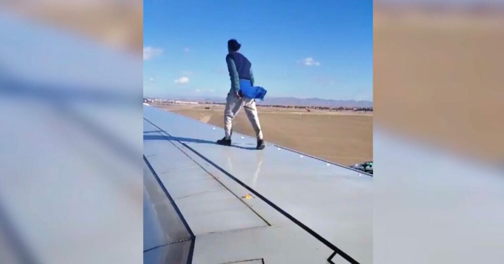 Sorry I get out, he opens the emergency door and clings to the wing. It didn't end well