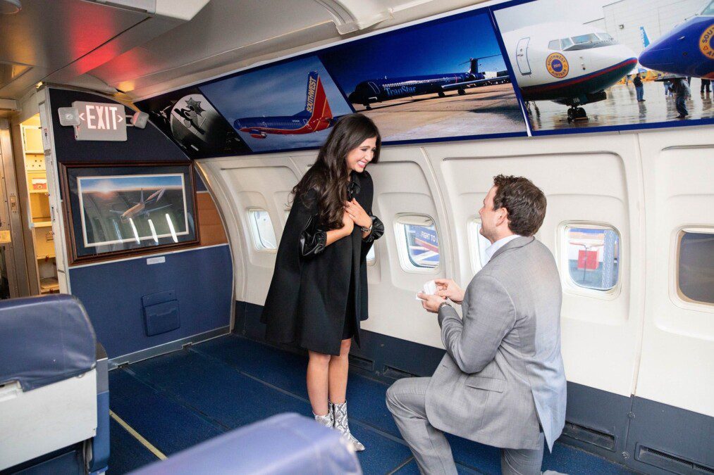 When they say "love is in the air": they met aboard a plane and now they are husband and wife