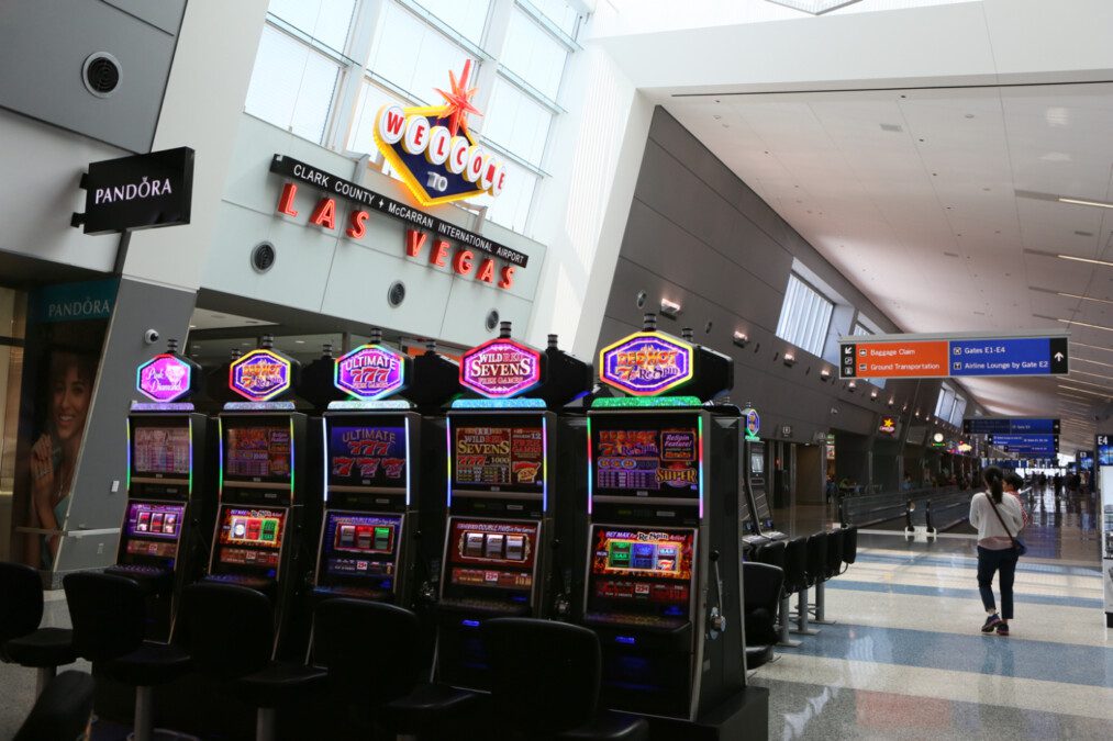 A woman hit a 300,000$ jackpot at the Las Vegas airport