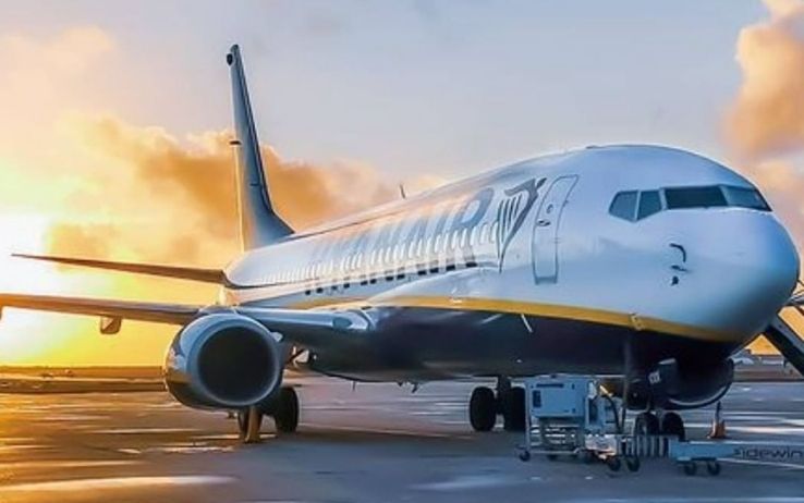 Steward Ryanair licenziato e arrestato, ubriaco in volo: VIDEO