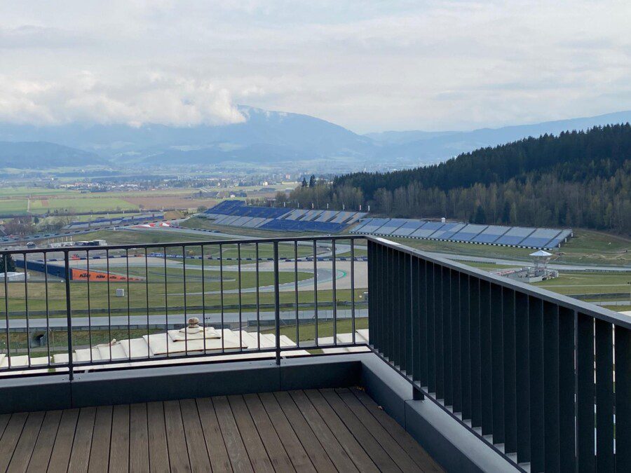L’hotel Schonberghof è vista pista, ma non quella di un aeroporto