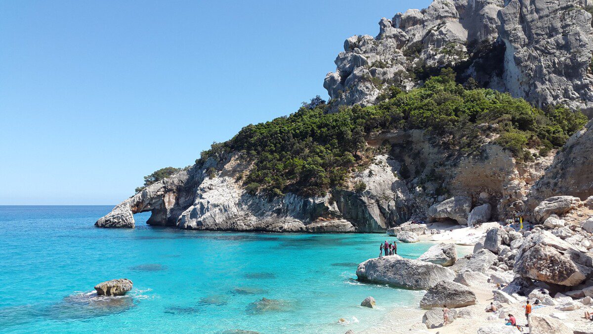All of Italy is in yellow: how to get around the islands and tourist spots
