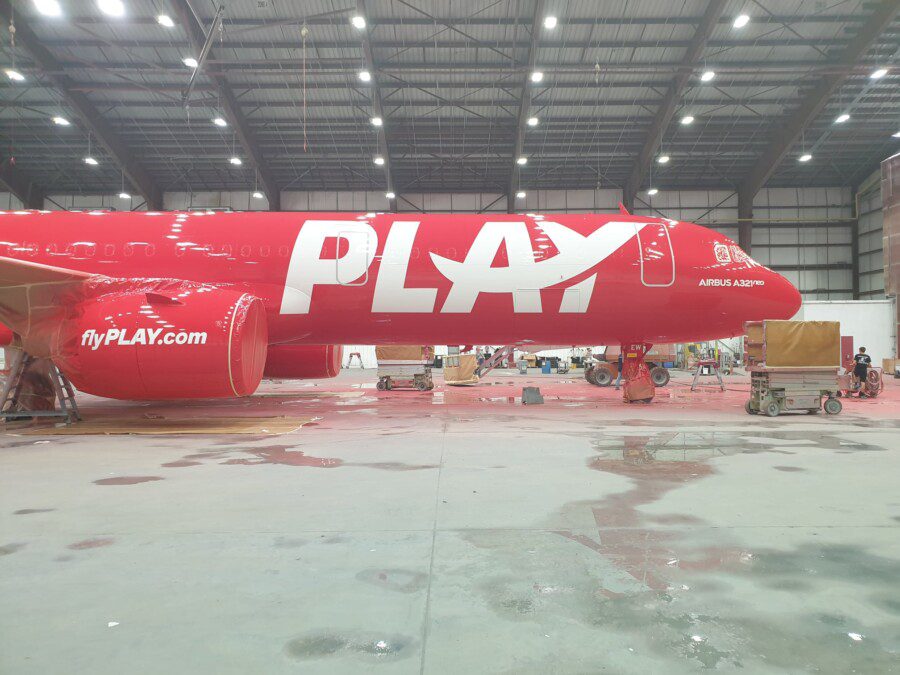 How beautiful is Play, the first airline with unisex uniforms
