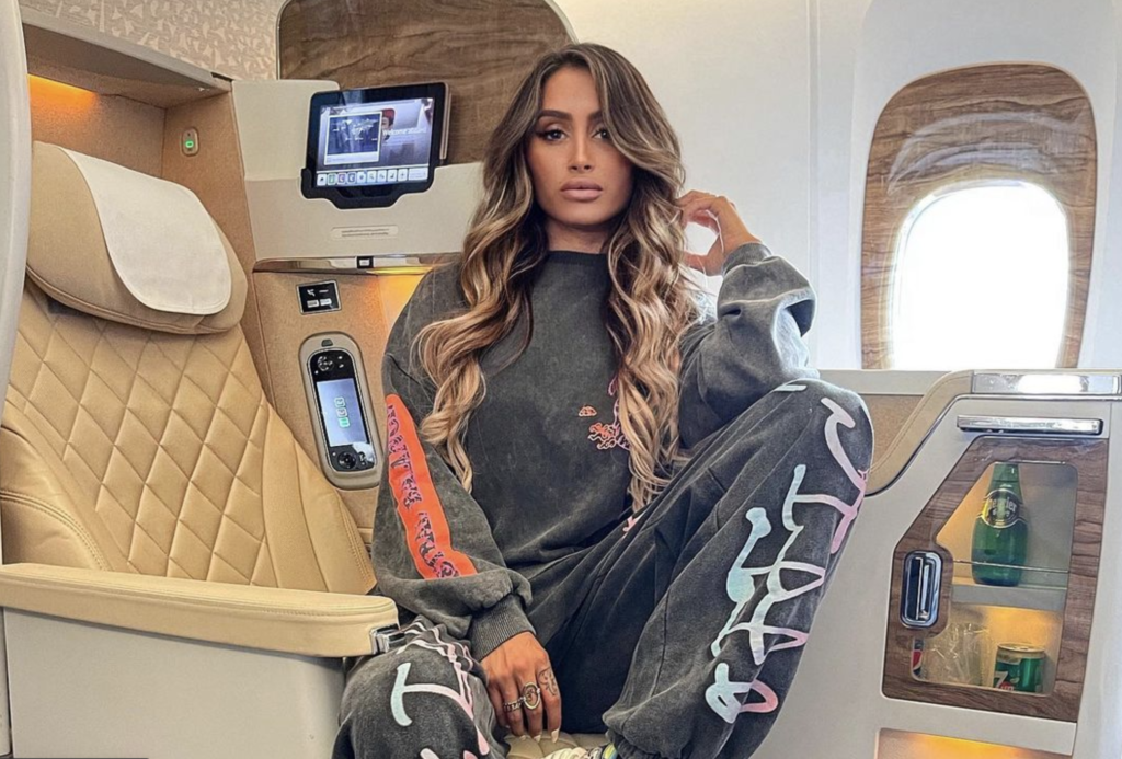 Influencer finge di volare in Business class di Emirates e viene scoperta