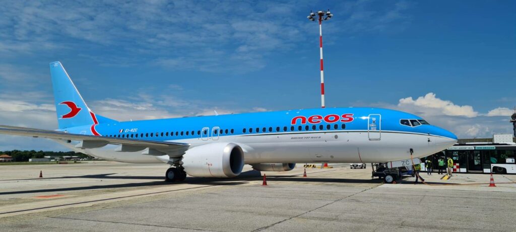 Neos doesn't stop any longer, here are two new Boeing 737maxes
