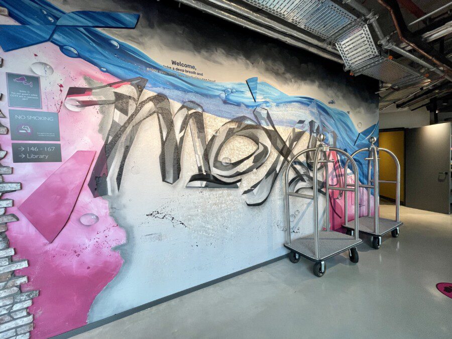 Review Moxy Amsterdam, perfect if you have to catch an early morning flight