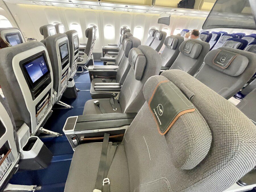 Dormire comodi anche in Economy Class: 4 posti diventano 1 letto
