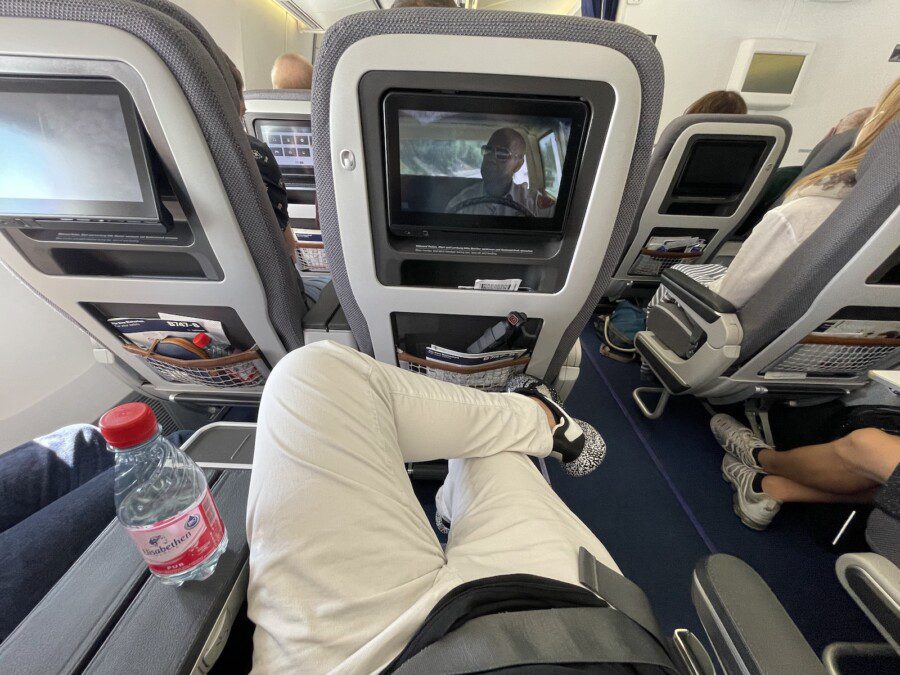 Bracket, curtain and silence: how one should behave on board an airplane