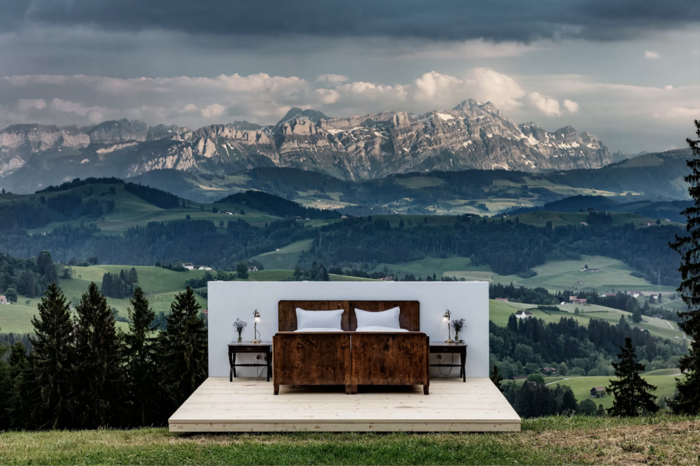 La “stanza d’hotel” senza mura con vista Alpi