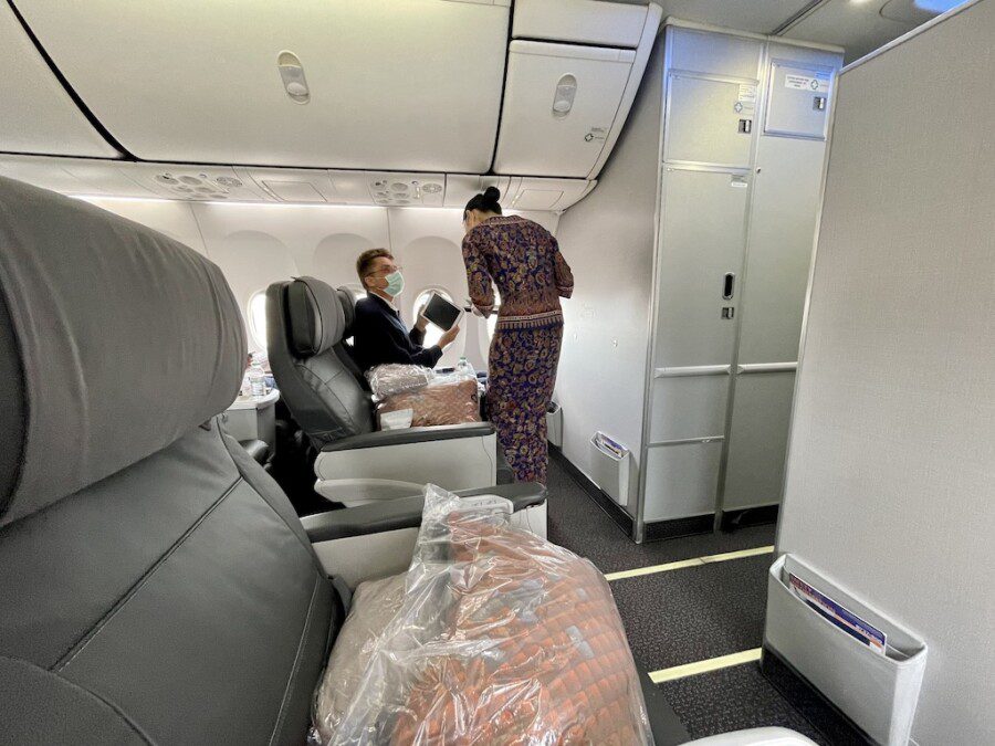 Da Phuket a Singapore, un aeroporto fantasma e un volo (quasi) privato