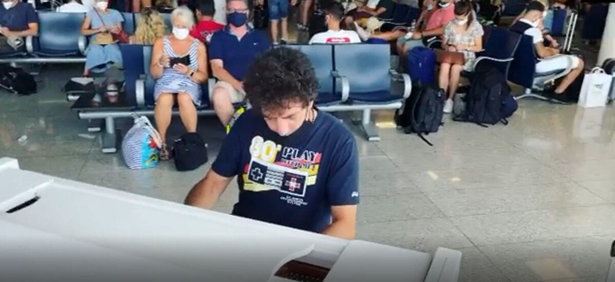 Max Gazzè's prank at Catania airport