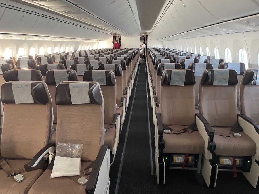 Lonely on a 7-hour flight: on landing he gets personalized announcement