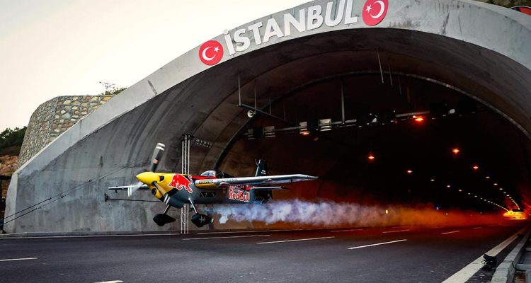 Racing airplane through two tunnels, the feat of Dario Costa
