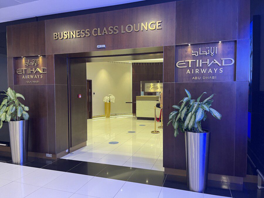 Review Etihad business class lounge Abu Dhabi