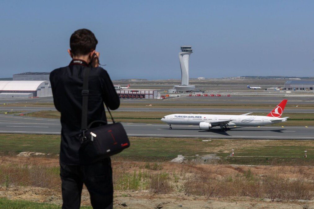 What is plane spotting and what are the best locations in the world and in Italy