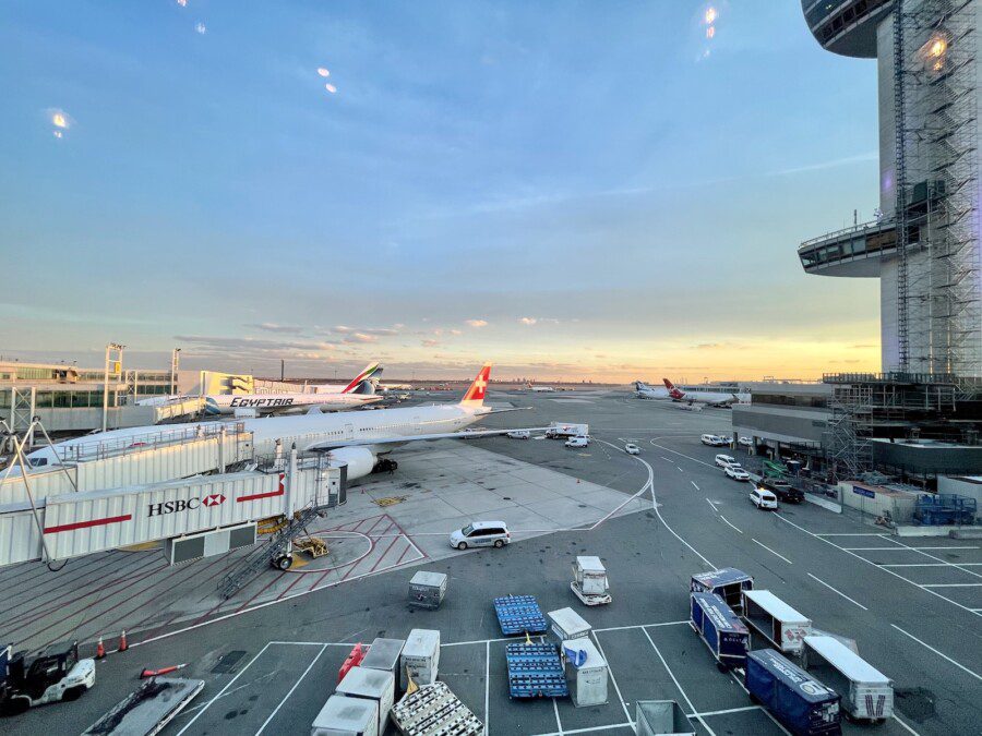 Caos 5G negli aeroporti americani: Emirates cancella (quasi) tutti i voli verso gli USA