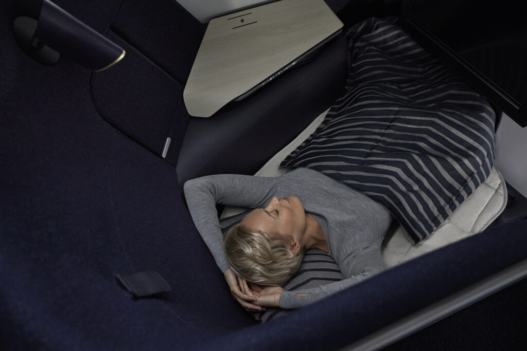 Finnair_A350_Business_Class_Woman_Sleeping_Topview