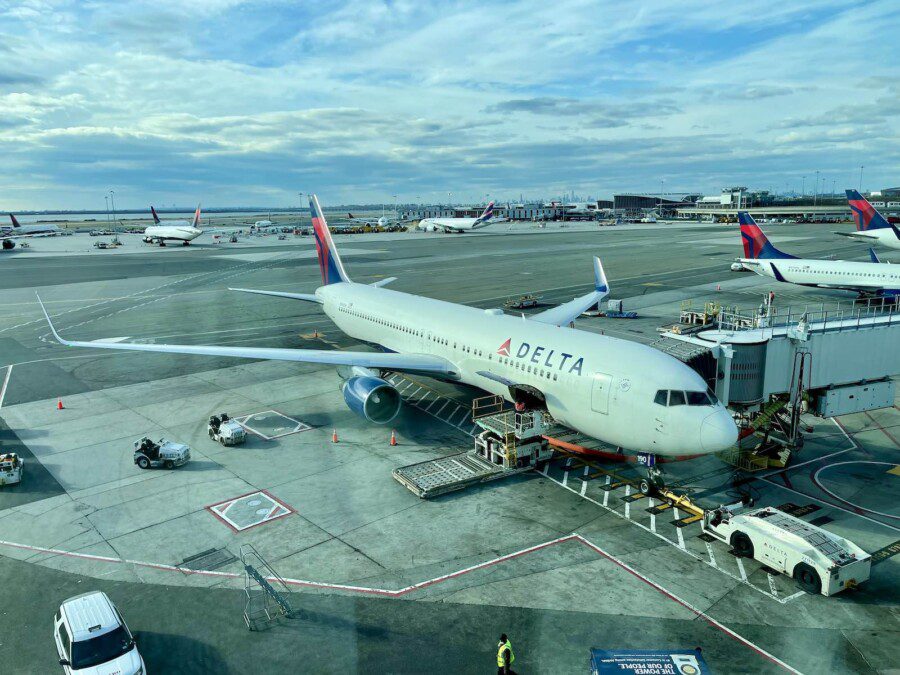 Heathrow, Delta imbarca 1000 bagagli e zero passeggeri (ma un motivo c’è)