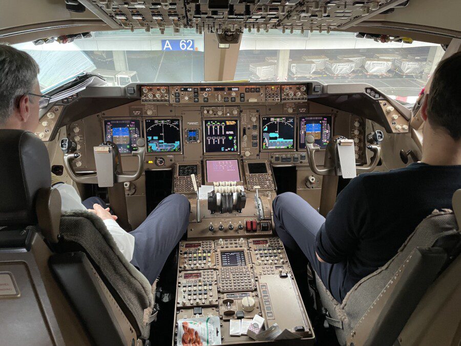 Here's what it's like to travel in the upper deck of Lufthansa's 747