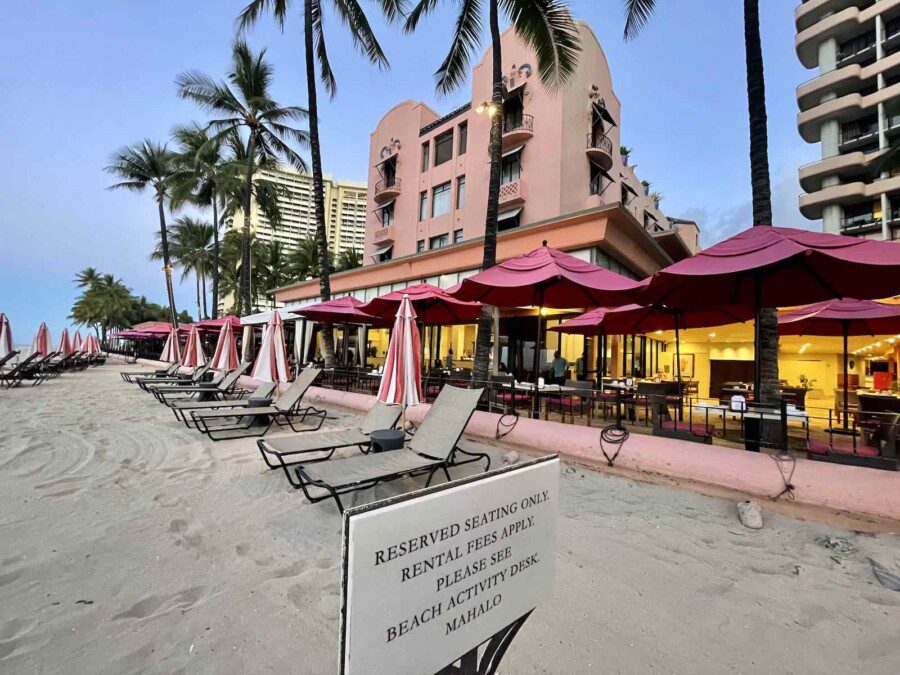 Se ti piace il rosa, questo è l’hotel per te: recensione Royal Hawaiian sulla spiaggia di Waikiki