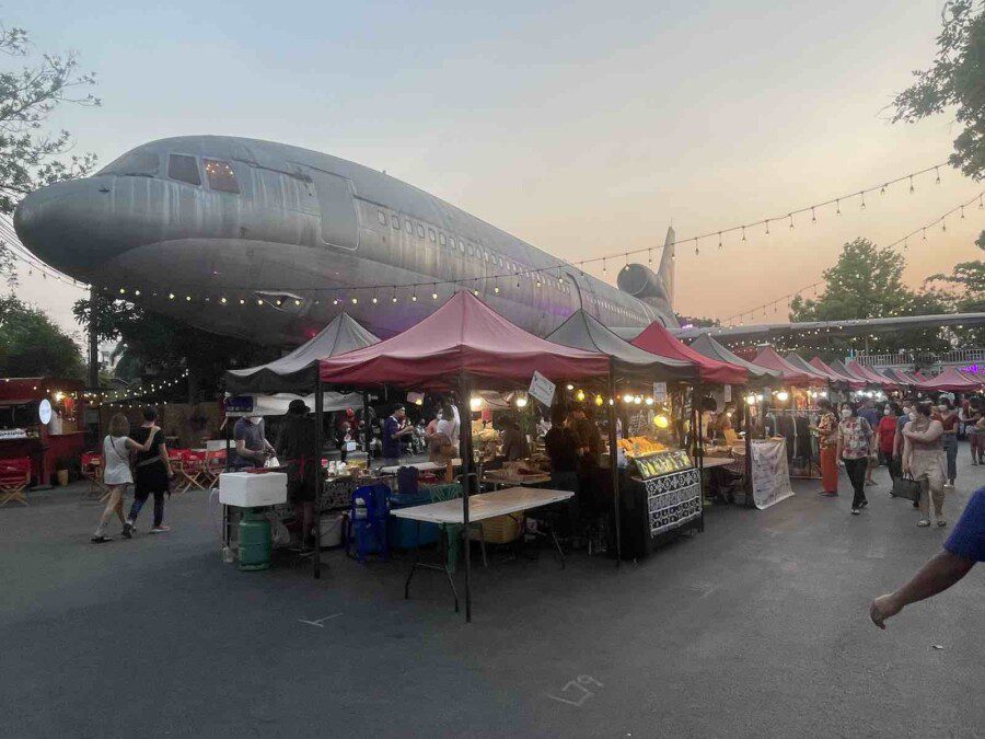 ChangChui, Bangkok's plane market is a place to absolutely experience