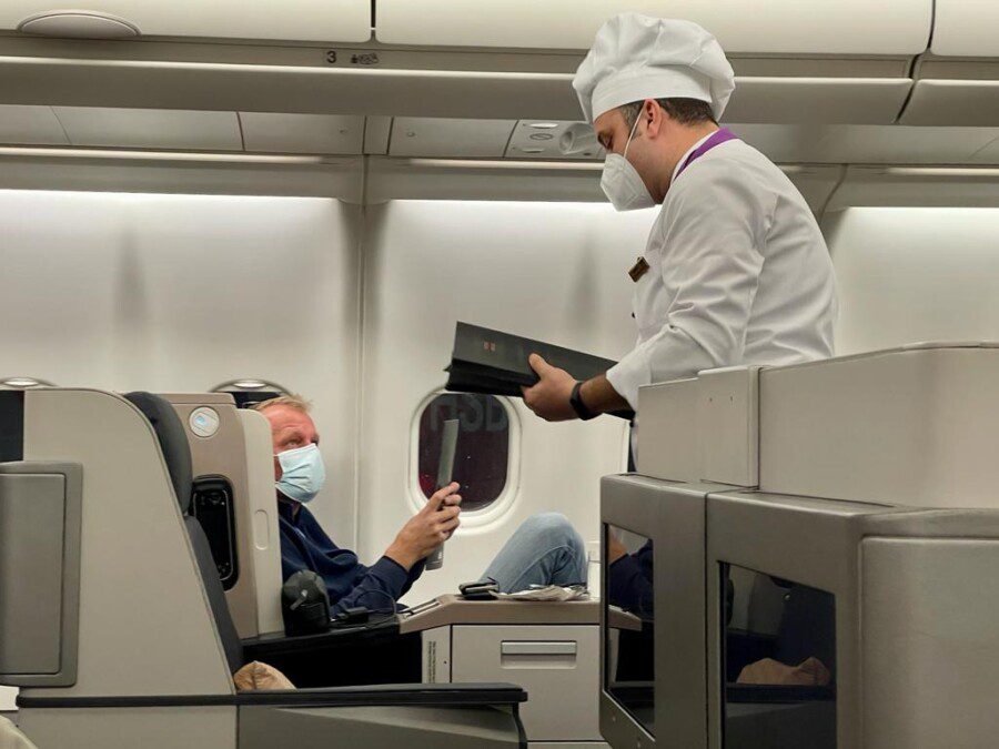 Mascherine l’UE toglie l’obbligo in aereo, ma in Italia (e non solo) resta fino al 16 giugno