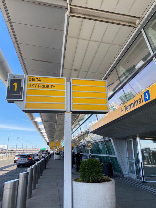 L’aereo è in overbooking, due passeggeri accettano 4000 dollari per ritardare la partenza