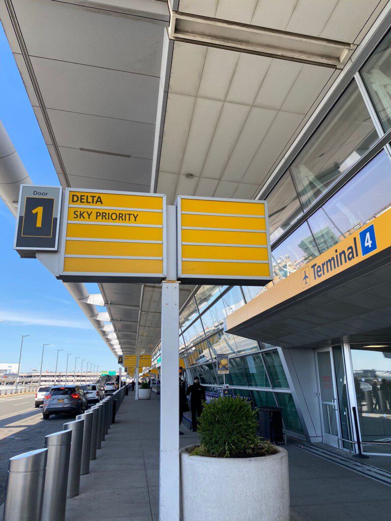 L’aereo è in overbooking, due passeggeri accettano 4000 dollari per ritardare la partenza
