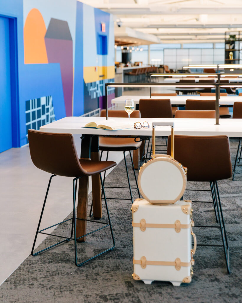 UnitedClubEWR_BarstoolSeating.