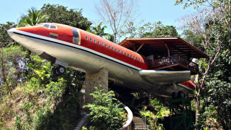 You can sleep in a 727 in the Costa Rican jungle thanks to Airbnb