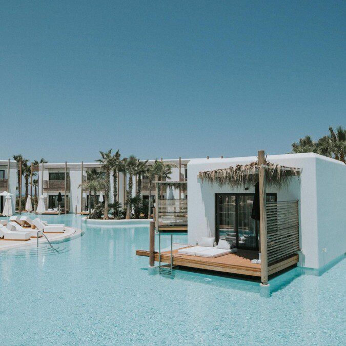 Challenge in the Maldives: luxury bungalows on the water in Greece too