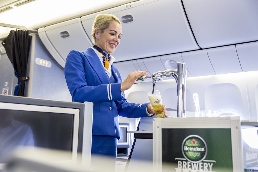 È giusto mettere un limite alle bevande alcoliche in aereo?