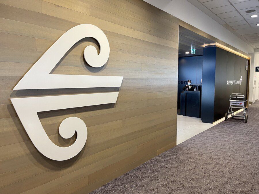 It looks like an Apple Store instead it is Air New Zealand's business lounge in Sydney