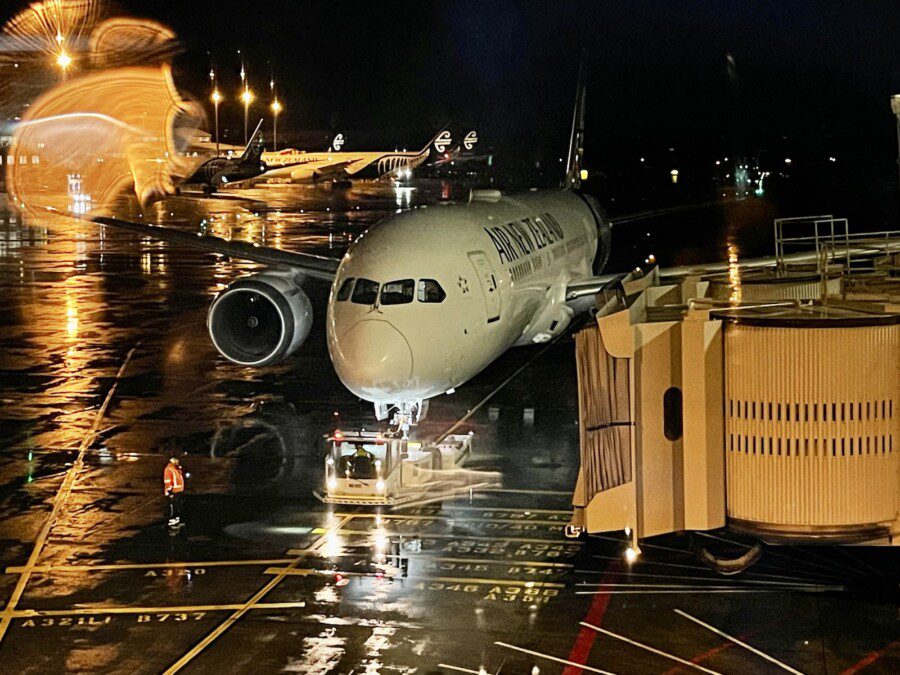 A bordo della macchina del tempo, il 787 da Auckland a Honolulu atterra prima di essere decollato