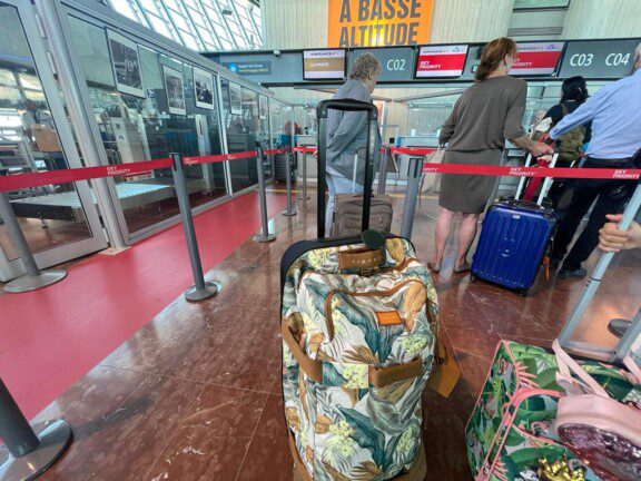 Chaos at airports, CEOs apologize. Weeks to return lost luggage at airports