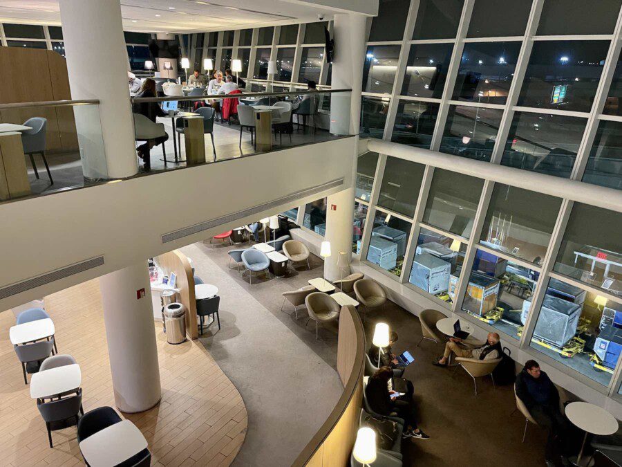 Air France lounge review at JFK in New York. The same one that ITA Airways passengers can use.