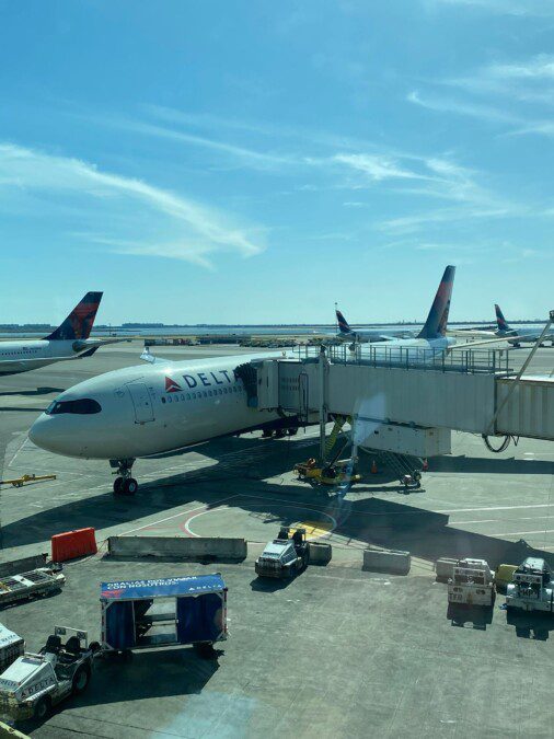 Allarme chimico a bordo di un A350 Delta: “Torre di controllo c’è diarrea in tutto l’aereo, torniamo indietro”