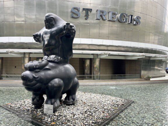Aragosta e caviale a colazione, aperitivo in mezzo ai Picasso. This is St. Regis Singapore
