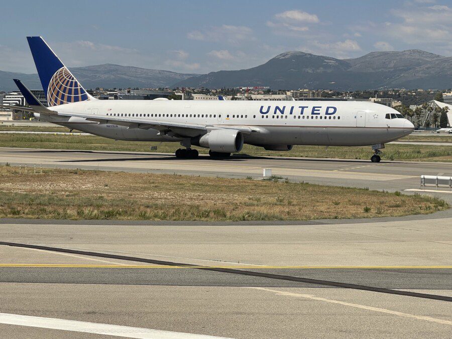 United anticipates obligation: no surcharges for family travel sitting together
