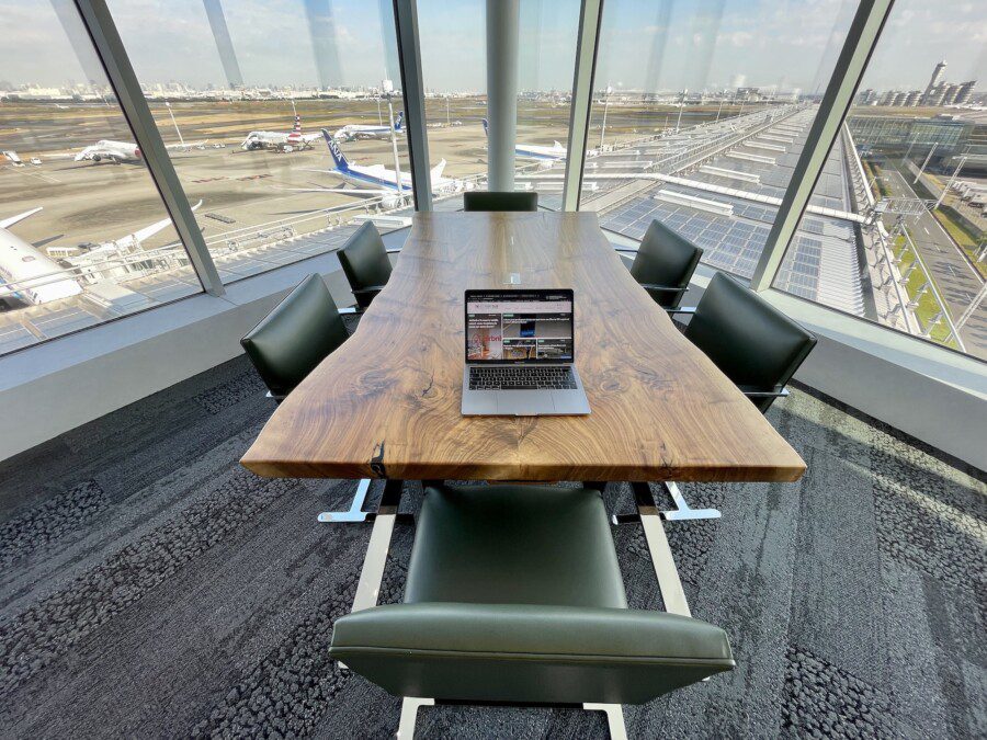 Bright and with a fantastic view of runway and Mt. Fuji: review Delta Sky Club, the ITA lounge in Tokyo