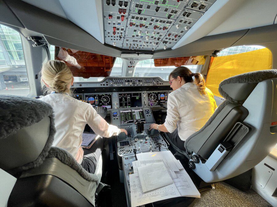 Safety, Biden signed into law: second door between passengers and pilots becomes mandatory