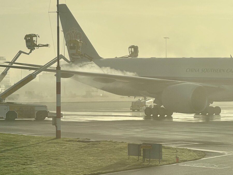 Ma… giocano a ‘paintball’ con gli aerei? Cos’è il de-icing e perchè ti salva la vita se voli in inverno