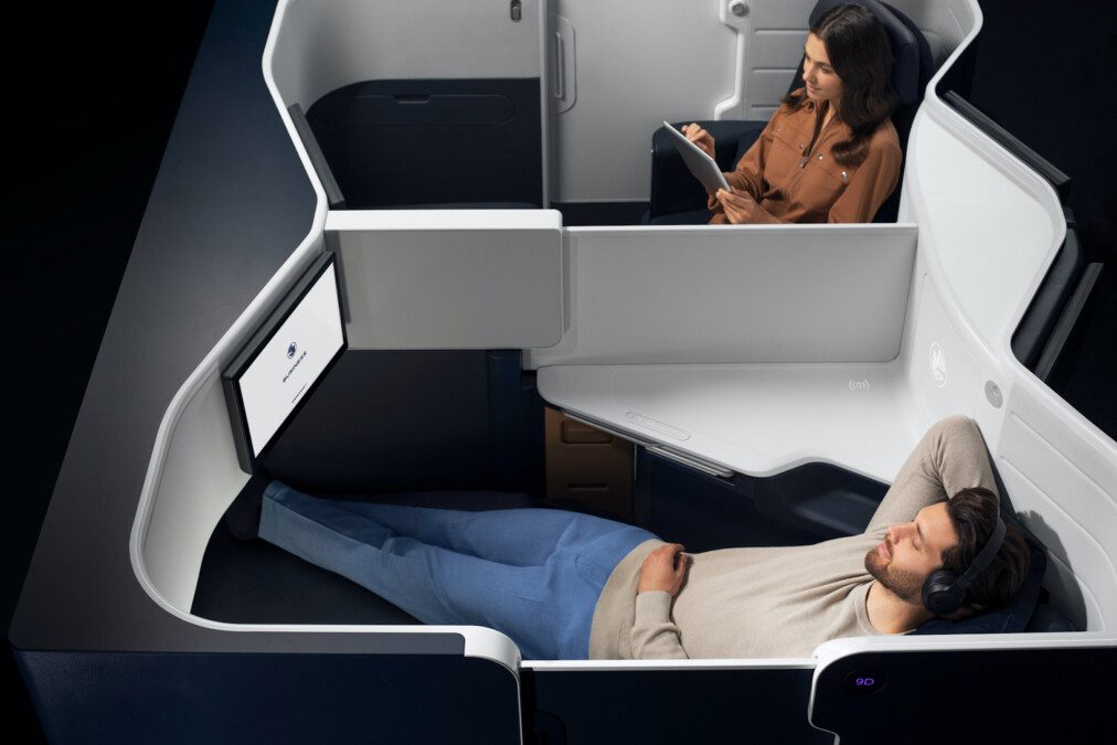 </img>Air France, goodbye old business class. New suite takes flight to New York.