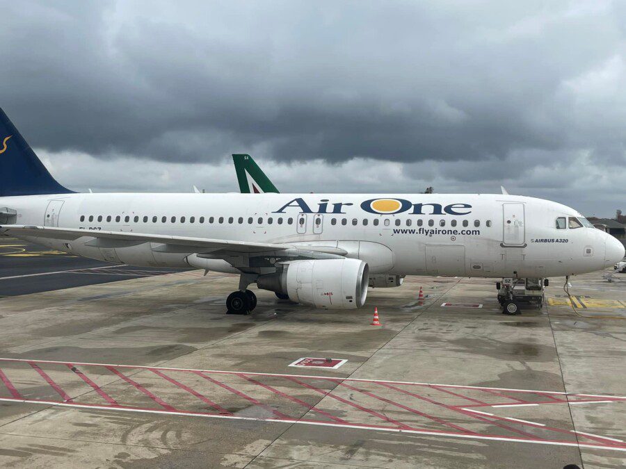 Today is a sad day for Italian frequent flyers, farewell to AirOne: it was the last of the Mohicans