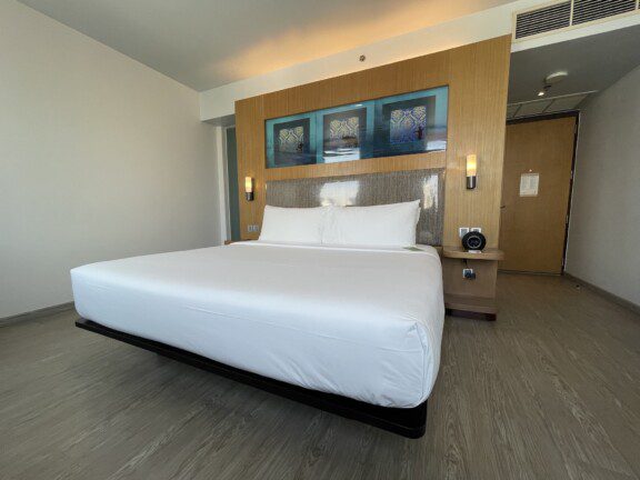 aloft_bangkok_hotel_economic8808